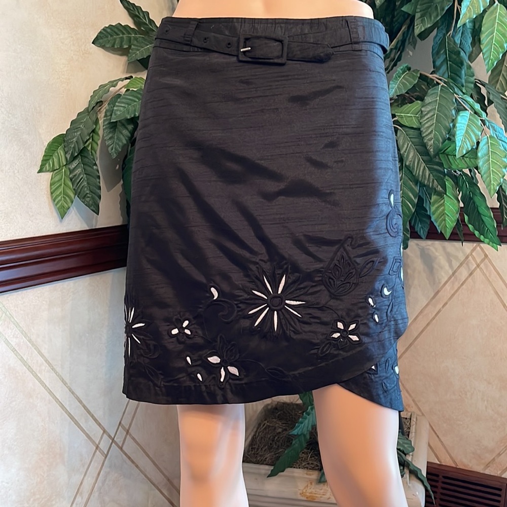 WHBM EMBROIDERED FLOWER TULIP HEM SKIRT